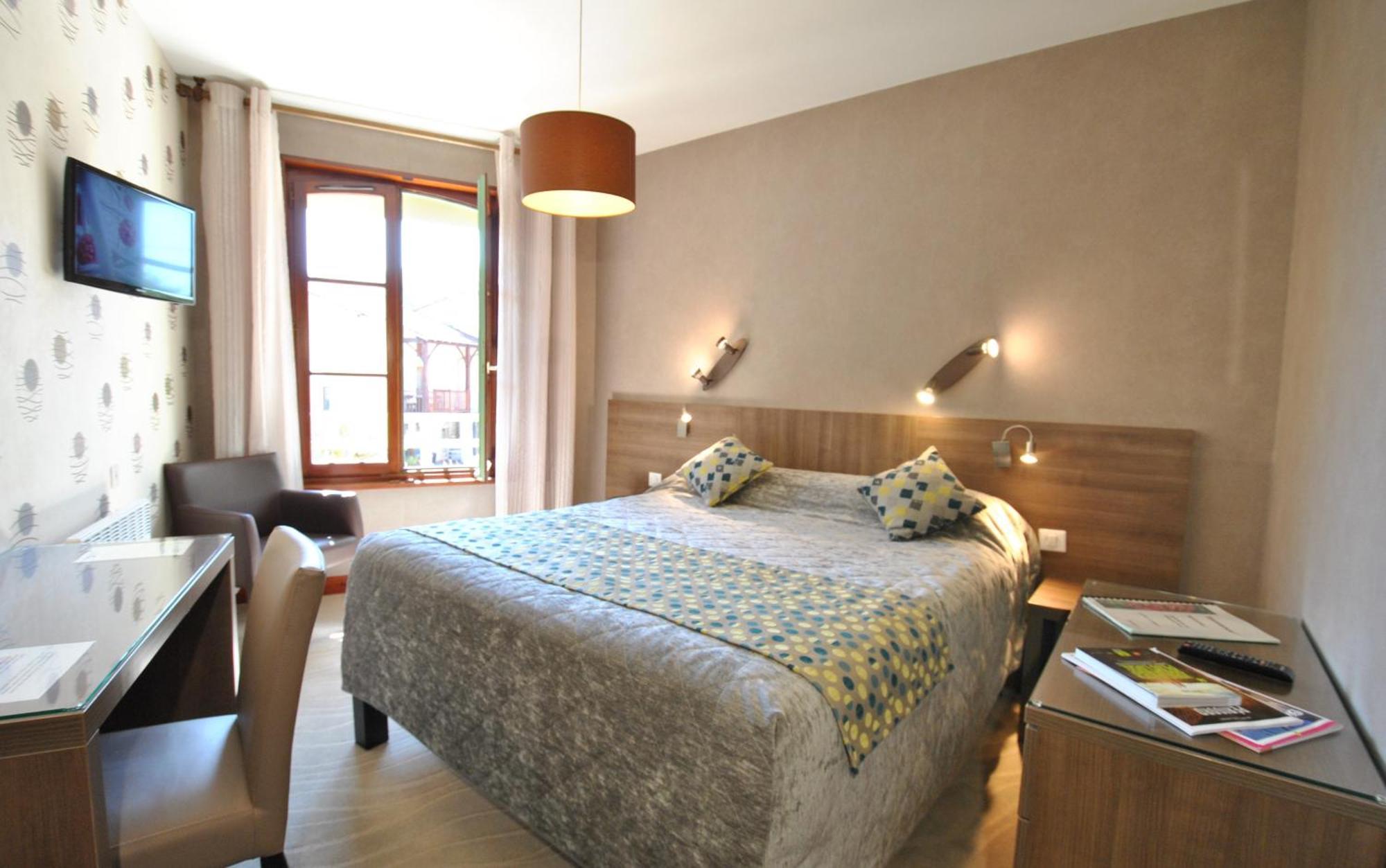 Logis Hostellerie Du Perigord Vert Брантом Экстерьер фото