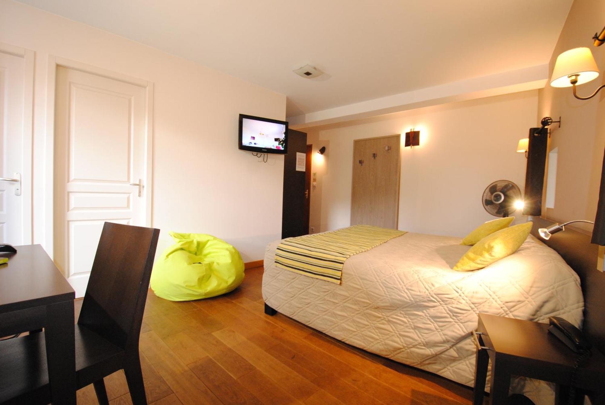 Logis Hostellerie Du Perigord Vert Брантом Экстерьер фото