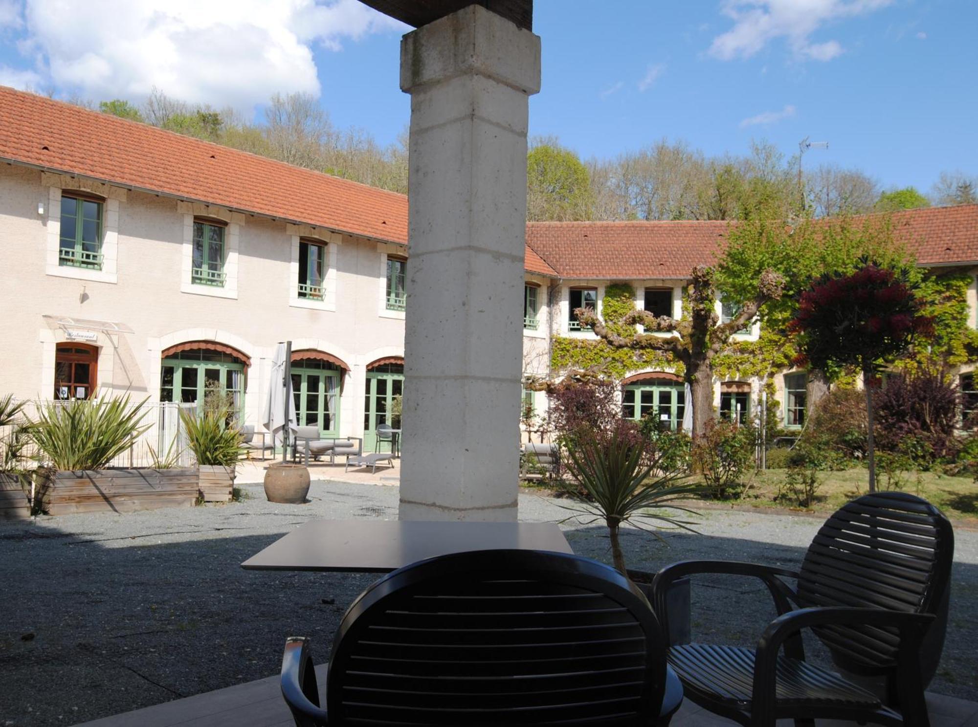 Logis Hostellerie Du Perigord Vert Брантом Экстерьер фото