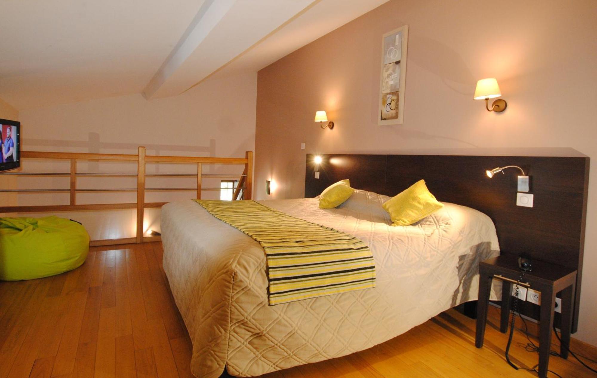 Logis Hostellerie Du Perigord Vert Брантом Экстерьер фото